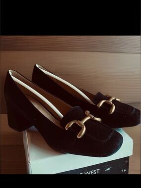 NIB Nine West Black Suede Heels Size 9M Veepe Leather Gold Link Chain Loafer